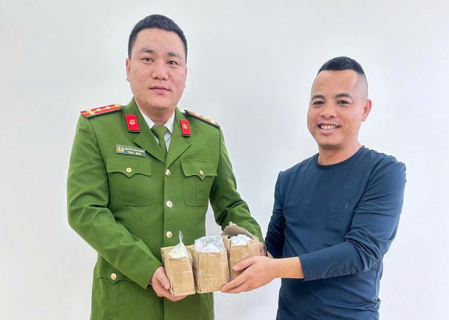 Công an xã Tiên Lãng tiếp nhận 2,59 kg nguyên liệu chế tạo pháo nổ do Nhân dân giao nộp